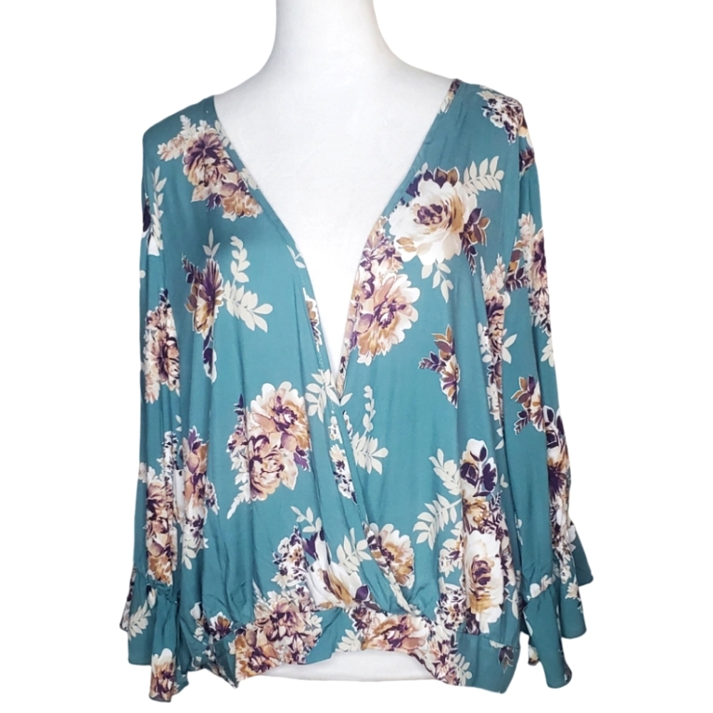 Libian Plus Size Plunging Neckline Floral Trumpet Sleeve Crop Top